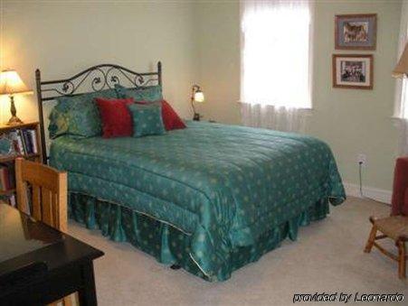 Haynes Bed And Breakfast Грийнсбъро Стая снимка